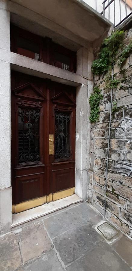 Casa Antica - Historical Apartment In Old City Center Trieste Luaran gambar